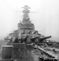 Линкор USS Alabama, январь 1943 г. Носовые 406-мм башни, надстройка с приборами управления огнем.