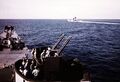 Счетверенный 40-мм автомат Bofors линкора USS Missouri. Вдалеке USS Alaska и эсминец. Август 1944 г.