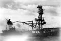 Портовый буксир и пожарный катер тушат пожар на линкоре USS Arizona, 8 декабря 1941 г.