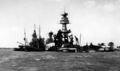 Разрушенный линкор USS Arizona, 9 декабря 1941 г. Вокруг находятся спасатели и пожарные буксиры.