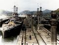 Линкоры USS Oklahoma (слева) и USS Arizona в шлюзах Панамского канала, январь 1921 г.