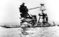 Вид с носа на разрушенный линкор USS Arizona, 10 декабря 1941 г. Полузатопленная возвышенная башня.