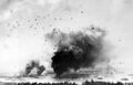 Панорама Перл-Харбора, 7 декабря 1941 г. В центре - дым горящего USS Arizona, слева - пожары на эсминцах - USS Shaw, USS Cassin и USS Downes.