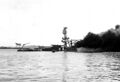 Кормовая часть взорвавшегося линкора USS Arizona, 7 декабря 1941 г. Носовая часть все еже горит.