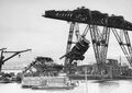 Демонтаж треногой фок-мачты линкора USS Arizona, май 1942 г.