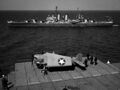 Легкий крейсер USS Boise в камуфляже Ms-22, 6 мая 1943 г. Снято с USS Yorktown, на бортовом подъемнике - истребитель «Grumman» F6F-3 Hellcat со сложенными крыльями.
