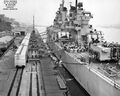 Загрузка амуниции на крейсер USS Bremerton (CA 130) в октябре 1952 года. Верфь о. Мэйр, Калифорния