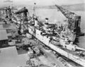 USS Chicago у причальной стенки верфи Мар-Айленд. Видны изменения пространства самолетного ангара, на крышу которого добавили и универсальные, и зенитные орудия. Синий круг на кормовой башне - тактическое обозначение, оставшееся после учений 1940 года. Перед USS Chicago - USS Houston.
