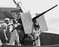 Дежурные столовой USS Copahee позируют у туррели 20mm Oerlikon, 9 сен 1942