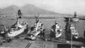 Крайний слева - USS Des Moines, справа от него - Abruzzi. Италия 1950-е годы