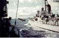 USS Du Pont передает дрон на USS Boston CAG-1