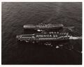 18-летний ветеран USS Essex (CV-9) рядом с новым авианосцем USS Saratoga (CVA-60) (26 февраля 1960 года)