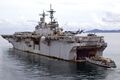Выгрузка десантного катера из кормовых ворот дока USS Essex (lhd-2).