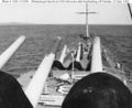 Облезшая краска на 152-мм орудиях после более 440 артиллерийских выстрелов по позициям Вьетконга. Побережье Южного Вьетнама, 23 сентября 1965 года.