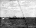 Японский самолет падает около крейсера USS Guam, 1945 г.