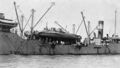 Угольщик USS Hector (AC-7) перевозит подводные лодки А-3, А-5, В-1 на Филиппины.