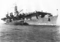 USS Independence с баржей у борта. 1943 год