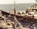 Линкор USS Iowa заправляется с USS Cahaba, 1945 г.