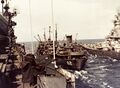 Танкер USS Cahaba заправляет авианосец (слева) и линкор USS Iowa, 1945 г.