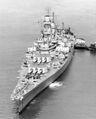 Линкор USS Iowa на якоре у Нью-Йоркской верфи в начале апреля 1943 года по возвращении из испытательного похода по Чесапикскому заливу.