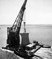 Носовую часть USS Kentucky перевозят на большой барже-кране из Ньюпорт-Ньюс на военно-морскую верфь в Норфолке, май-июнь 1956 года.
