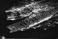 USS DD-785 Henderson (1945) и авианосец USS Leyte (1945) производят дозаправку во время Корейской войны