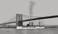 USS Maine проходит под Бруклинским мостом