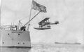 USS Maryland подъем самолета на борт при помощи крана.