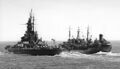 Линкор USS Massachusetts заправляется с флотского танкера USS Saugatuck, 20 апреля 1945 г.