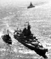 Линкор USS Missouri входит в Токийский залив, 29 август 1945 г. Линкор Iowa на заднем плане.