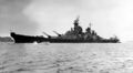 Линкор USS Missouri в бухте Фабирон, Пирей, Греция, 10 апреля 1946 года.