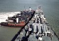 Портовые буксиры выводят линкор USS Missouri на форватер, лето 1944 г.