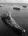 Линкор USS Missouri и два эскортных авианосца, 1945 г.