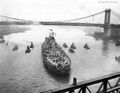 Линкор USS Missouri подходит к Манхэттэновскому мосту, Нью-Йорк, 1945 г.