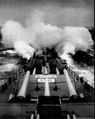 Линкор USS Missouri в штормовом море на пути из Кореи в Перл-Харбор, апрель 1951 г.
