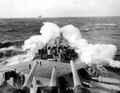 Линкор USS Missouri в штормовом море эскортирует авианосцы, .