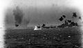 Линкор USS Missouri отражает атаку камикадзе. Окинава, апрель 1945 г. Белый всплеск посреди фото - падение японского самолета в воду.
