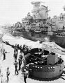 Перевозка матросов между USS Missouri (на переднем плане) и USS Iowa, 1945 г.