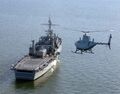 Вертолет RQ-8A Fire Scout приготовился произвести посадку на USS Nashville (LPD 13) 17 января 2006 г.