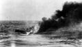 Горящий гидросамолет Vought OS2U «Kingfisher» линкора USS North Carolina, 1 мая 1944 г. Лодка USS Tang и самолет занимались спасением летчиков. Лодка сняла экипаж с 9 летчиками и уничтожила самолет.
