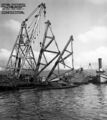 Этапы спрямления USS Oklahoma, 8 января 1943 г. Установка опор на корпус.