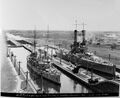 Крейсер USS Olympia (слева) и линкор USS Florida в Панамском канале - 1922 год
