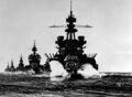 USS Pennsylvania во главе колонны из USS Colorado, USS Louisville, USS Portland, USS Columbia в заливе Лингаен, Лусон, 7-8 января 1945 г.