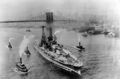Линкор USS Pennsylvania в Ист-Ривер, Нью-Йорк, по пути на верфь ВМС, 1916 г. Позади Бруклинский мост.