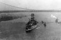 Линкор USS Pennsylvania проходит под Бруклинским мостом. Нью-Йорк, 7 января 1920 г.