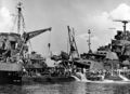 Корма поврежденного японской торпедой линкора USS Pennsylvania. Окинава, 12 августа 1945 г. Ведется откачка воды. Гидросамолет «Curtiss» SC-1. Рядом находится спасательный буксир.