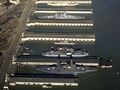 Порт Сан-Франциско, 10 февраля 1942 г. Линкор USS Pennsylvania внизу, вместе с авиатранспортом USS Kitty Hawk. В центре - USS New Mexico.
