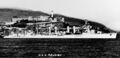 Легкий крейсер USS Raleigh на фоне тюрьмы Алькатрас, Лос-Анжелес.