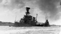Поднятый крейсер USS Raleigh после атаки на Перл-Харбор 7 декабря 1941 г. Позади - перевернувшийся USS Utah.