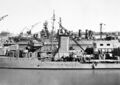 Эсминец USS Craven и крейсер USS Raleigh (позади) на ферфи Мэйр Айленд, 10 мая 1942 г.